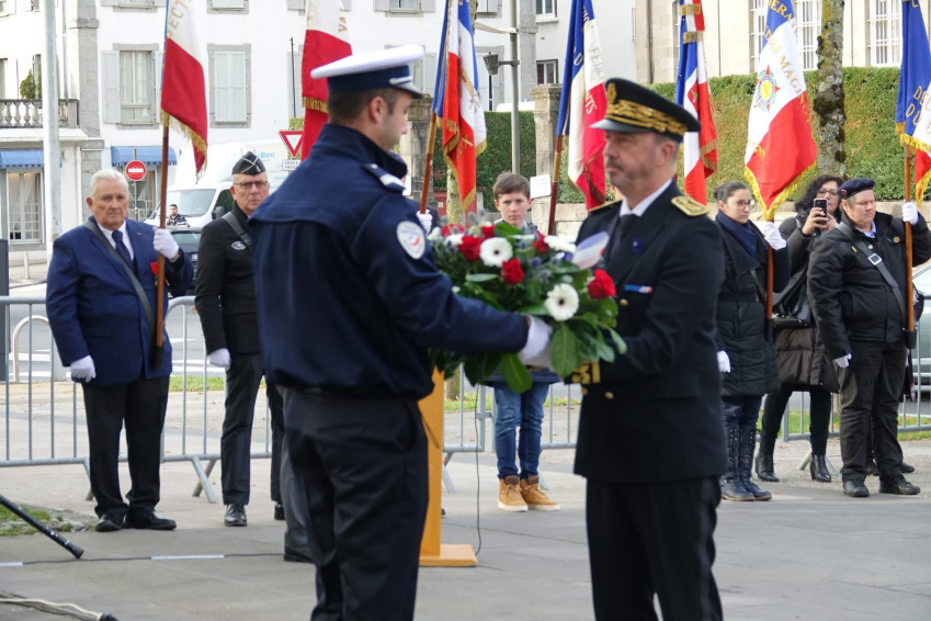 Dépôt de gerbe par M Philippe Loos 